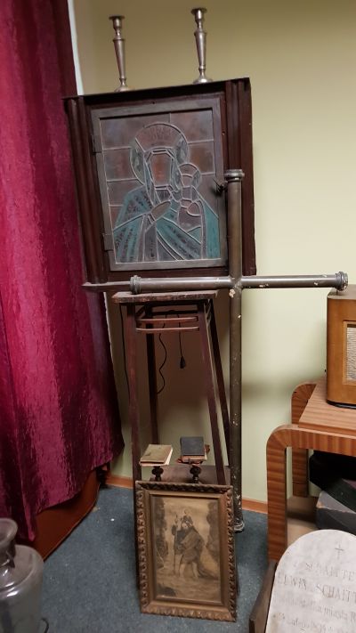 Podświetlany witrażyk z wizerunkiem Matki Bożej umieszczony w nowej siedzibie sklepu jako wotum wdzięczności za sfinalizowanie inwestycji. Zdjęcie udostępnione przez Pana Grzegorza Dąbrowskiego